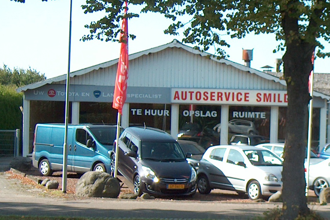 De gevel van Autoservice Smilde met de tekst Te huur opslag ruimte
