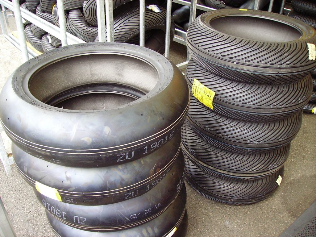 Stapels racebanden voor motoren